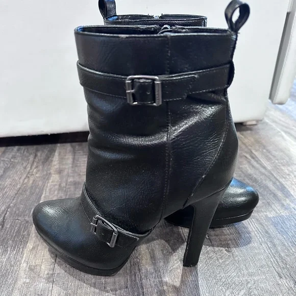 Vera Wang Black Heeled Boots - Picture 3 of 11